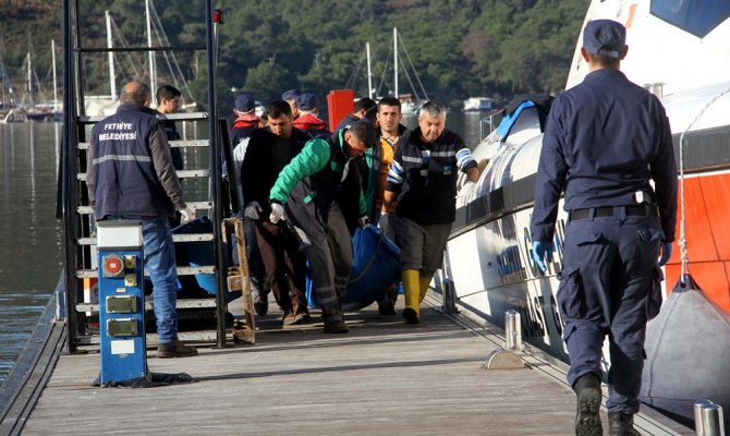 Düzensiz göçmenlerin cesetleri kıyıya taşındı