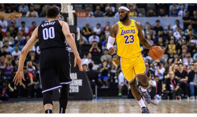 Lakers, LeBron James'in 'triple-double' yaptığı maçta Pistons'ı yendi