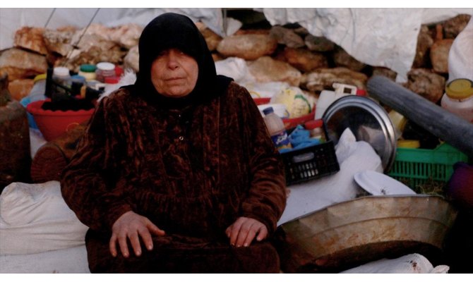 Evsiz kalan İdlibli anneanne 'ölümü uçak sesine tercih ediyor'