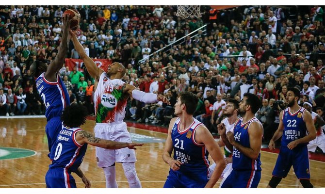 Anadolu Efes iki kulvarda zirveyi kimseye bırakmıyor