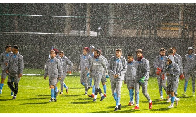 Trabzonspor yoğun yağış altında antrenmanını gerçekleştirdi