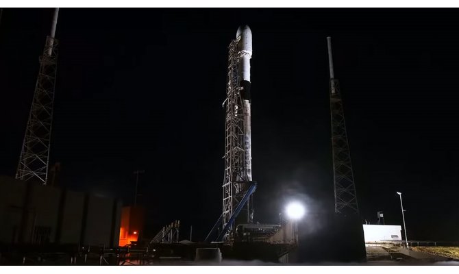 SpaceX yörüngeye 60 internet uydusu gönderdi