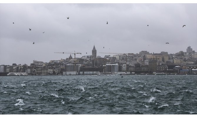 İstanbul'da fırtına ve yağış etkisini sürdürüyor