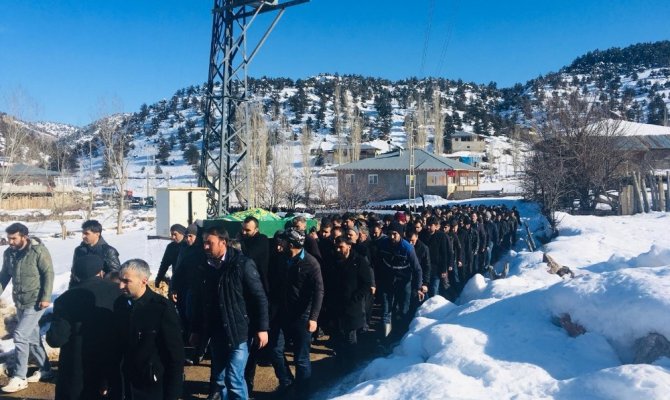 Çığ altında kalan işçi toprağa verildi