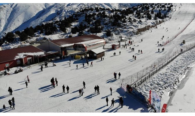 Erzincan Ergan Dağı Kayak Merkezi'nde hafta sonu yoğunluğu