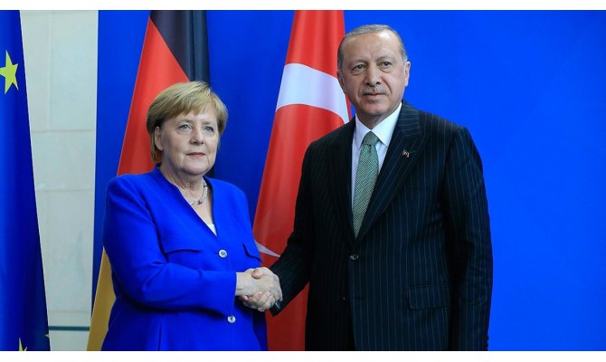 Erdoğan ile Merkel Libya'daki gelişmeleri görüştü