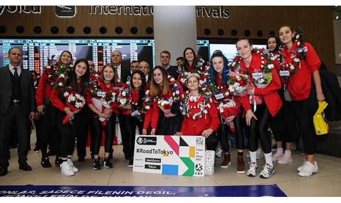 Olimpiyat vizesi alan A Milli Kadın Voleybol Takımı, İstanbul'da coşkuyla karşılandı