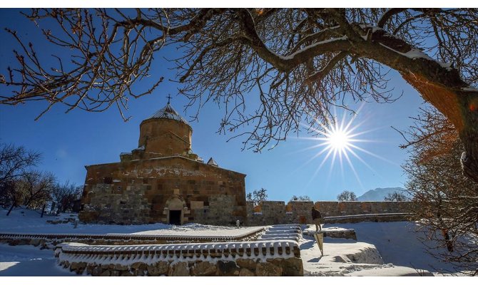 'Beyaz gelinliğini' giyen Akdamar Adası ziyaretçileri büyülüyor