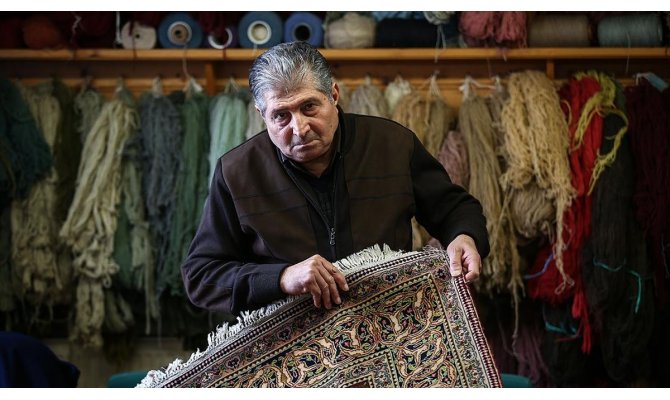 Saray halılarının ömürlerine ömür katıyorlar