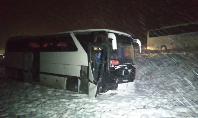 Genç futbolcuları taşıyan otobüs yoldan çıktı: 7 yaralı