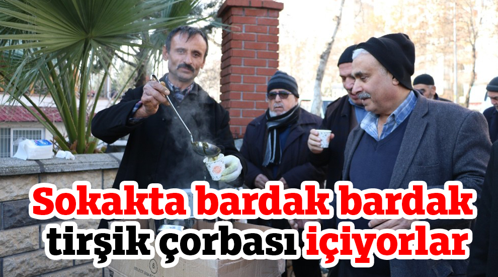 Sokakta bardak bardak tirşik çorbası içiyorlar