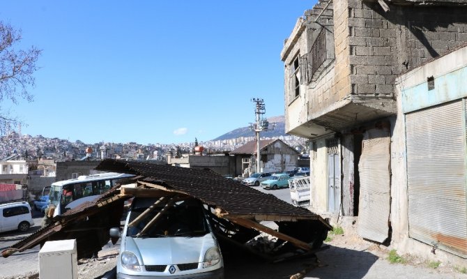 Kahramanmaraş’ta evin çatısı araçların üzerine uçtu