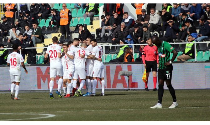 Antalyaspor deplasmanda Yukatel Denizlispor'u 3-0 yendi