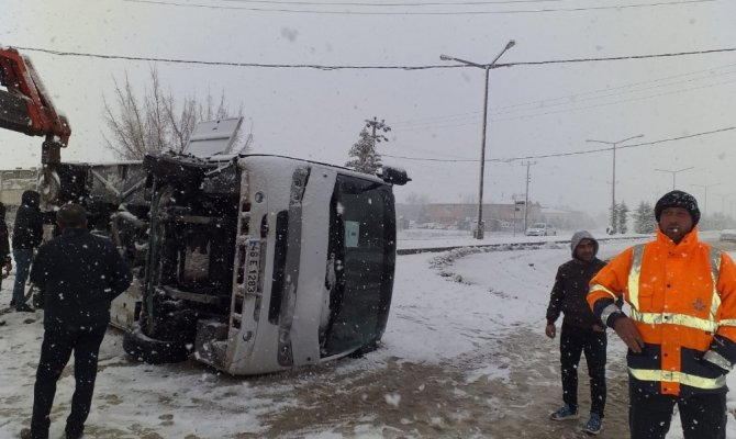 İşçi servisi devrildi: 1 yaralı