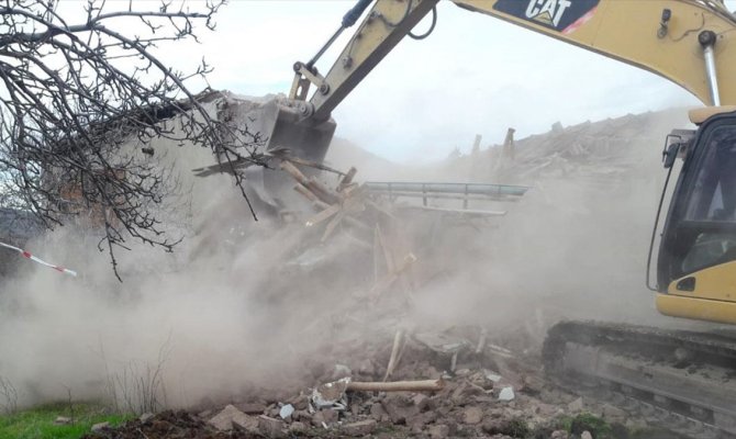 Malatya'da ağır hasarlı evler kontrollü yıkıldı