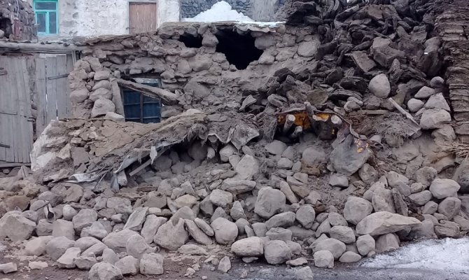 İran’daki deprem Van’da hasara neden oldu