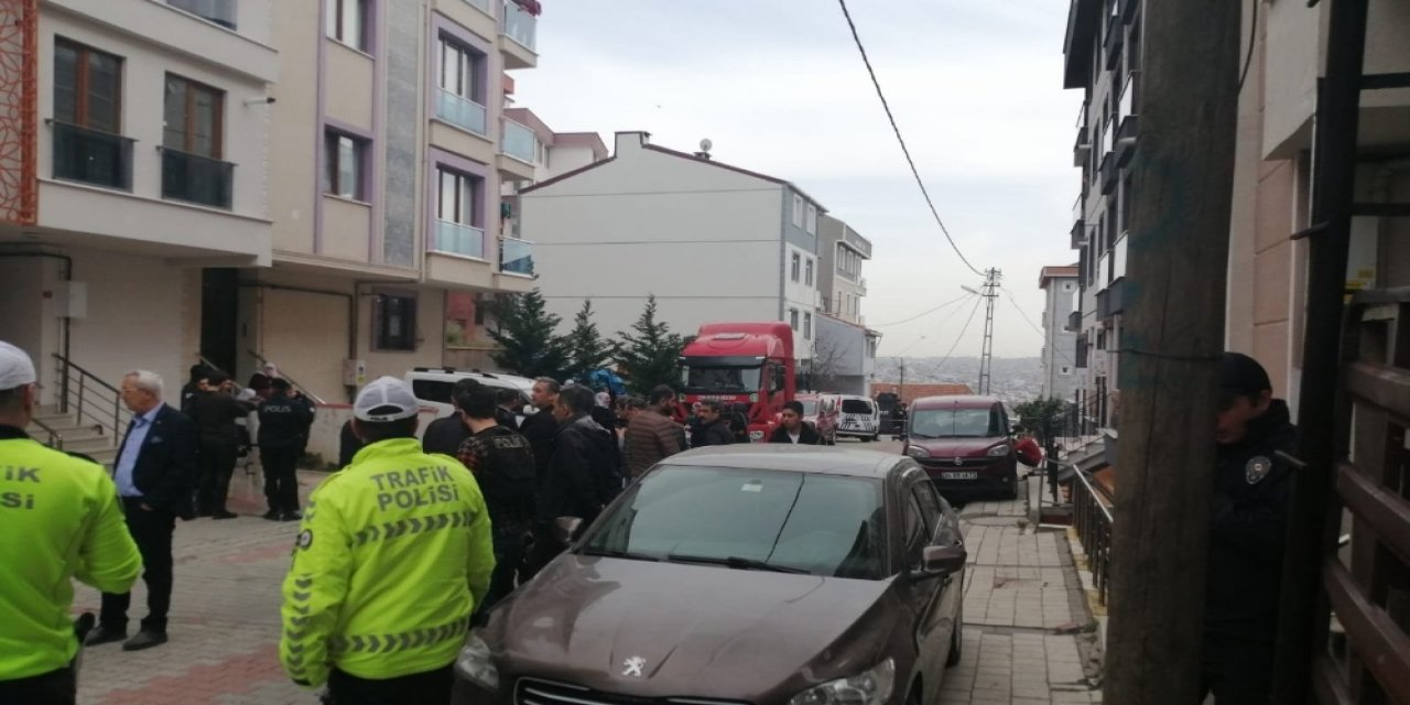 Müteahhitle apartman sakinlerinin koku kavgası kanlı bitti: 2 ölü, 1 yaralı