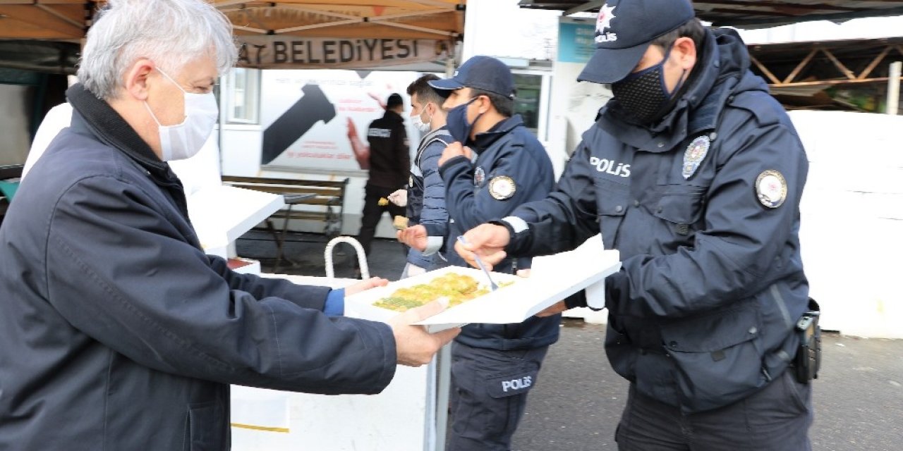 MADO’dan polislere tatlı ikramı