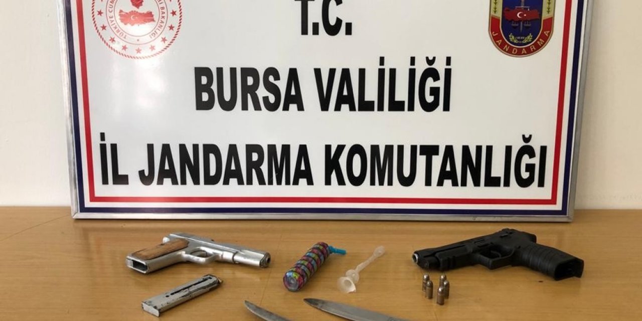 Jandarmadan kaçan otomobil cephanelik gibi çıktı