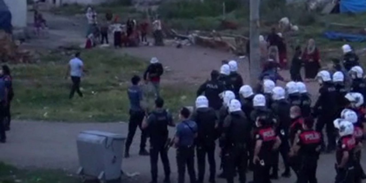 Polisi şehit edip 2 kardeşi öldüren zanlının evini böyle taşladılar