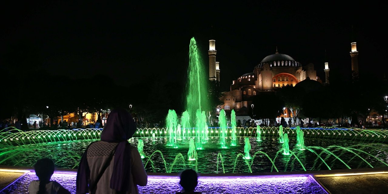 Türkiye'deki 90 bin camide sela okundu