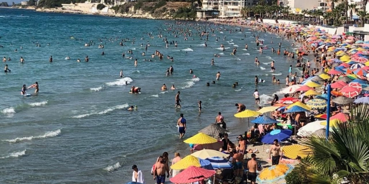 Kuşadası’nda sıcaktan bunalan plaja koştu