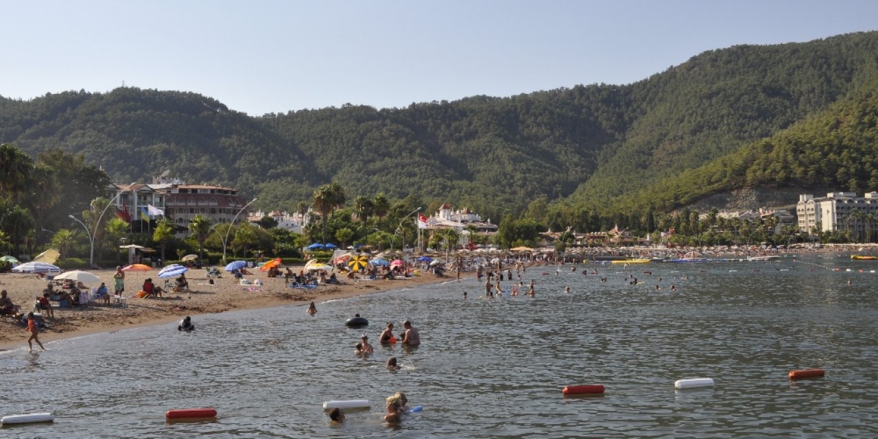 Yabancı turistlerle Marmaris plajları doldu