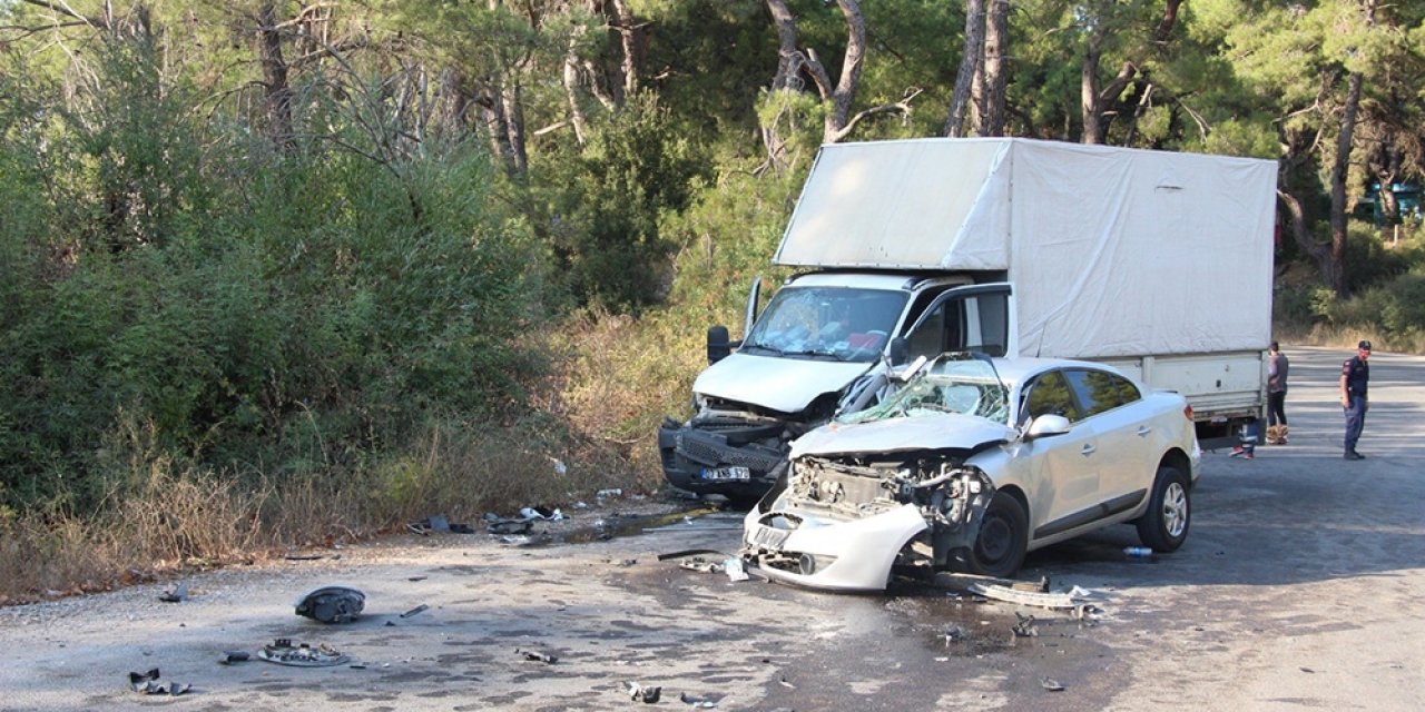 İşçileri taşıyan kamyonet ile otomobil çarpıştı: 19 yaralı