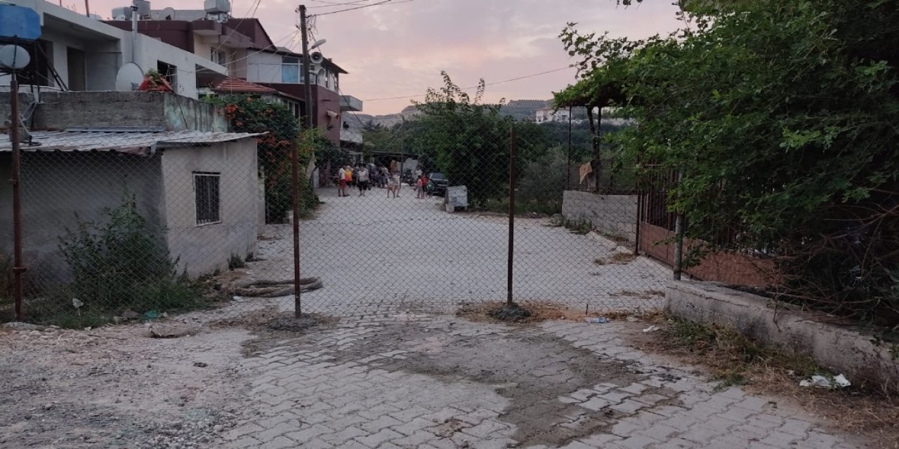 Hatay'da Tel örgü çekip yolu kapattı