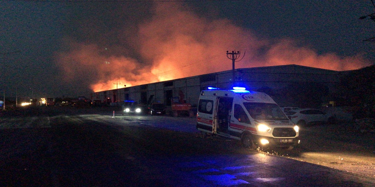 Kahramanmaraş'ta fabrika yangınına müdahale devam ediyor