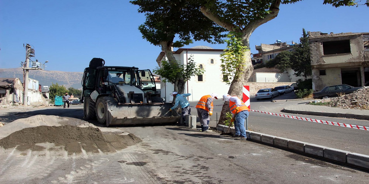 Kahramanmaraş’taki Şekerli Caddesi’nde refüj çalışması yapılıyor