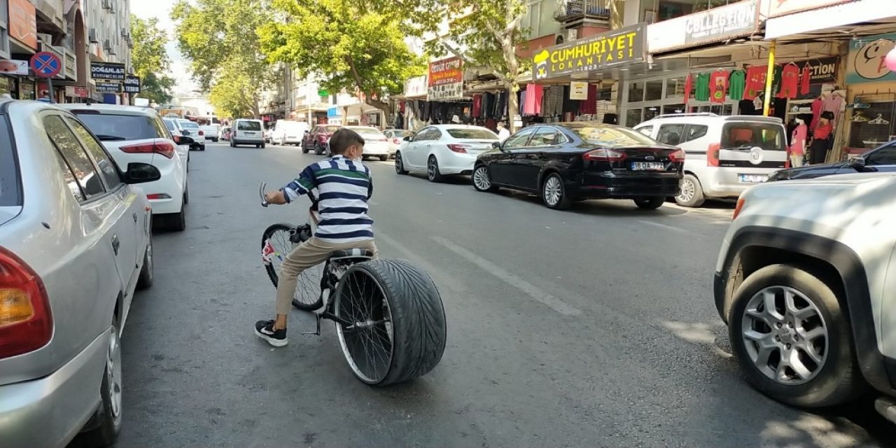 Kahramanmaraş'ta otomobil lastiği takılan bisiklet yoğun ilgi görüyor