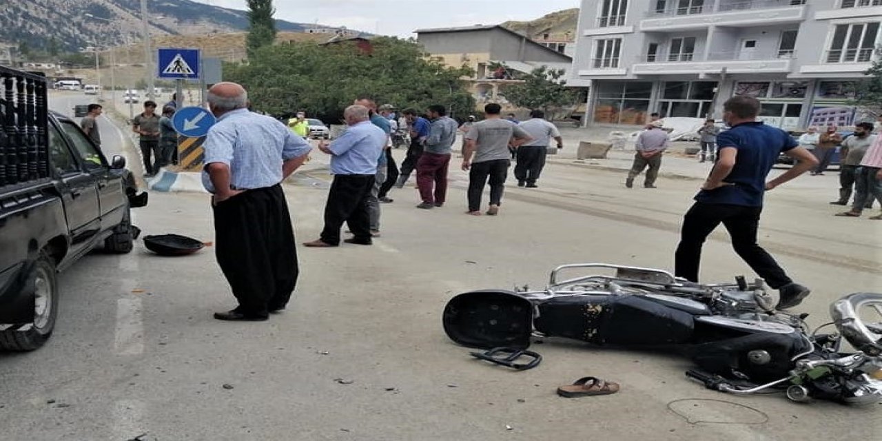 Motosiklet ile hafif ticari aracın çarpıştığı kaza kamerada