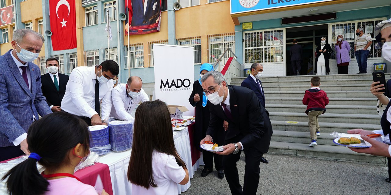 Ankaralı öğrenciler ilk teneffüslerini Maraş Dondurması ile yaptı