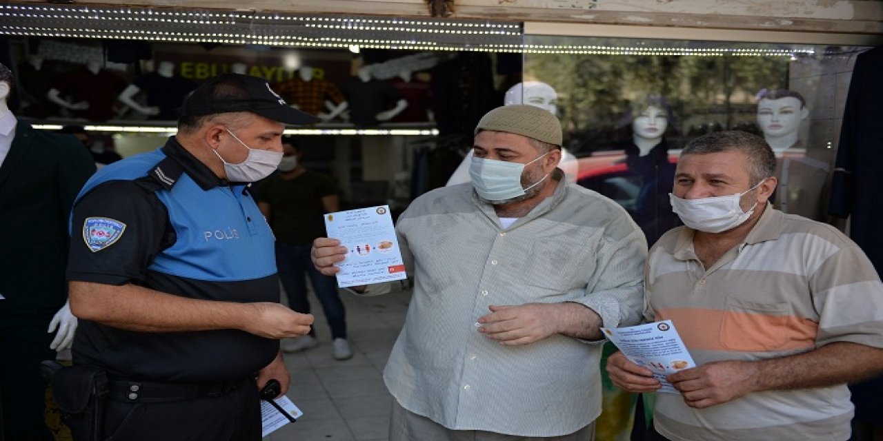 Kahramanmaraş’ta polisler vatandaşları koronavirüs konusunda bilgilendirdi