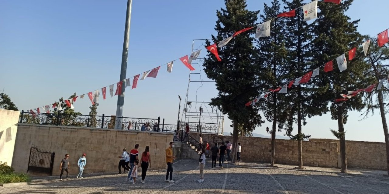 Kahramanmaraş Kalesi'ne yoğun ilgi! Ziyaretçiler akın ediyor