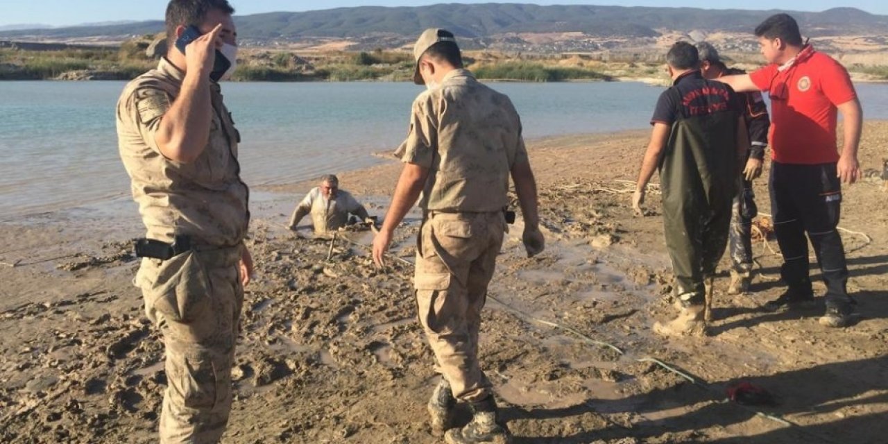 Kahramanmaraş'ta keçisini kurtarmak isterken bataklığa saplandı