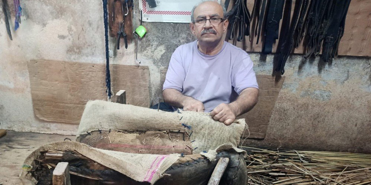 Kahramanmaraş'ta 40 yıldır semer yaparak ailesinin geçimini sağlıyor