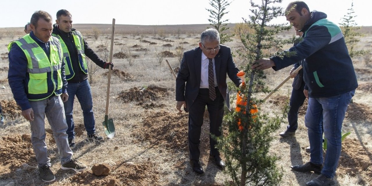 Başkan Büyükkılıç orman yangınlarına meydan okudu, 38 bin fidan bağışladı