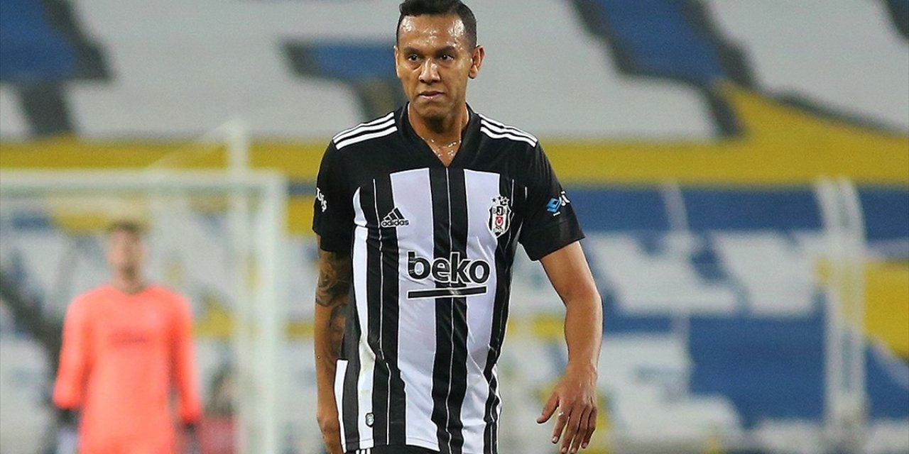 Beşiktaş'ta sakatlanan Souza kamp kadrosundan çıkarıldı