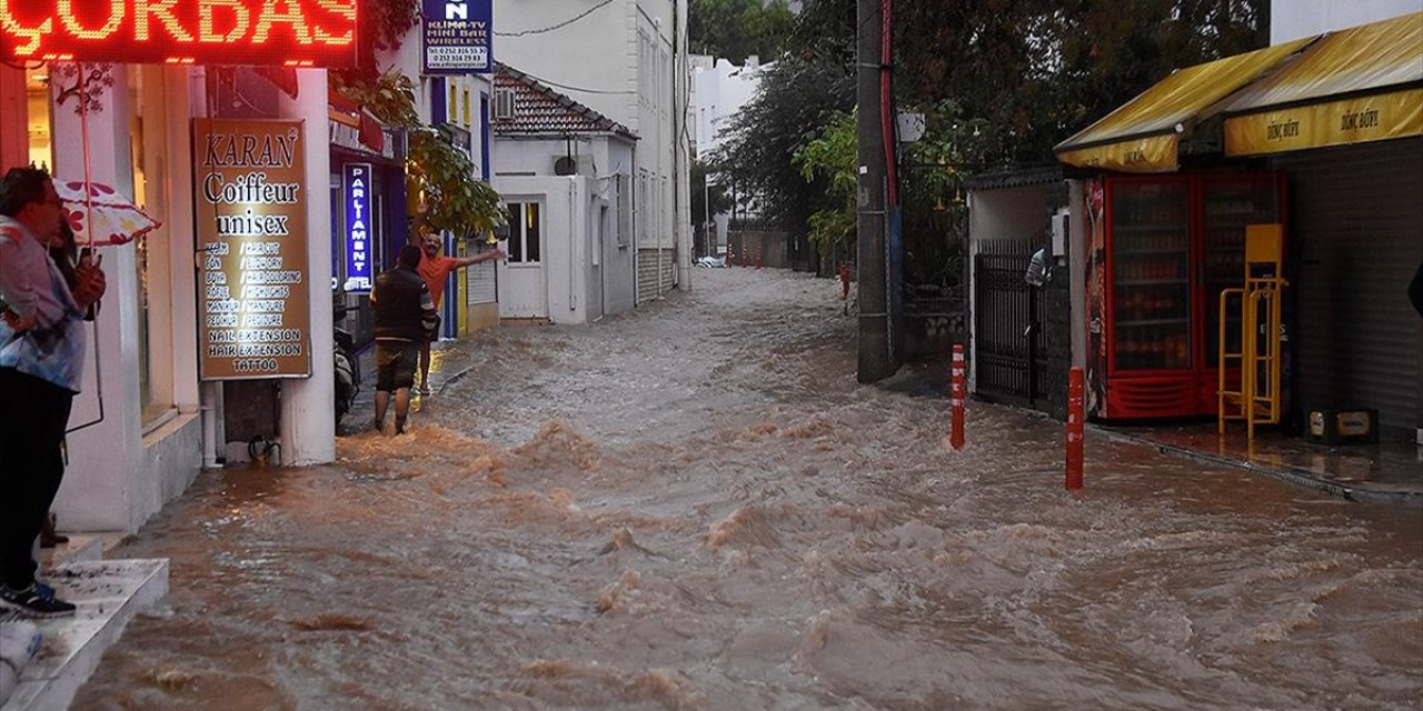 Bodrum'da sağanak taşkına neden oldu