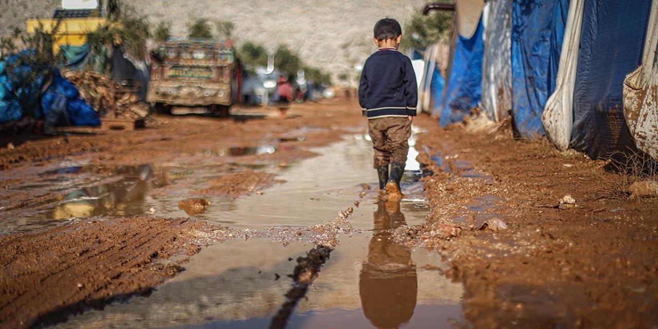 İdlibli savaş mağdurları 'çamur' kentlerini yaşam alanına çevirmek için yardım bekliyor