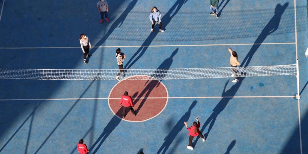 Lastiklerden yaptıkları sahada voleybol oynayan çocuklar yeni tesislerine kavuştu