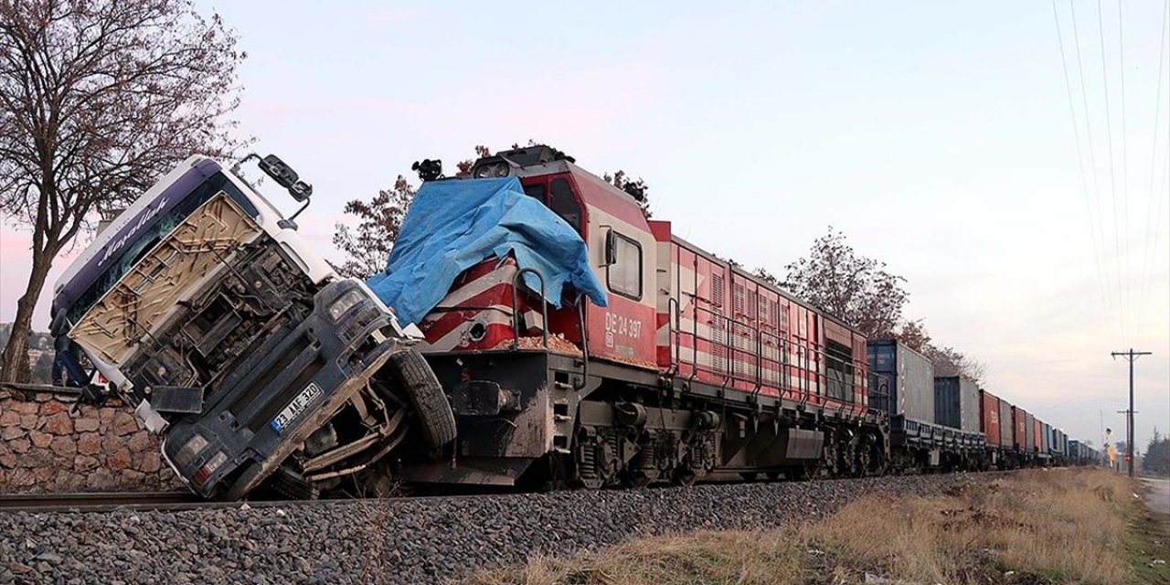 Elazığ'da hemzemin geçitte tıra yük treni çarptı: 5 yaralı