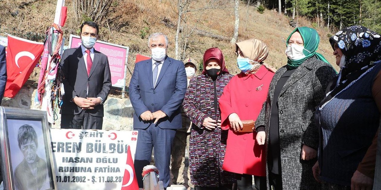 Bakan Zehra Zümrüt Selçuk şehit Eren Bülbül'ün kabrini ziyaret etti