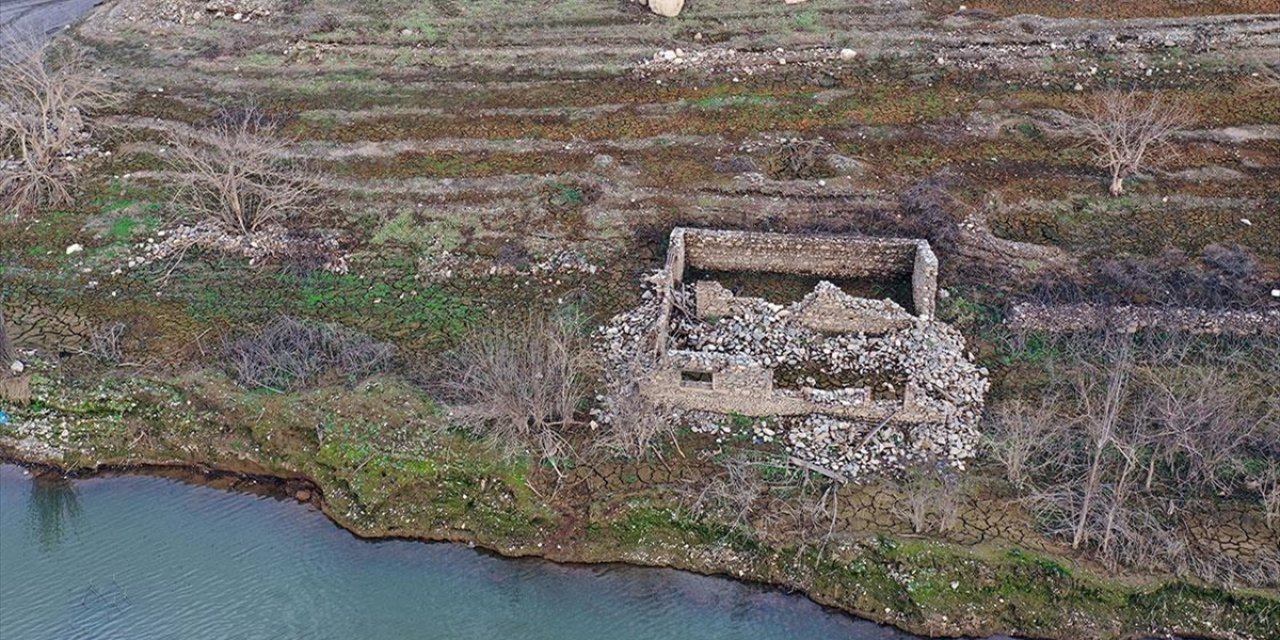 Aydın'da baraj suyu çekilince eski mahallenin kalıntıları ortaya çıktı