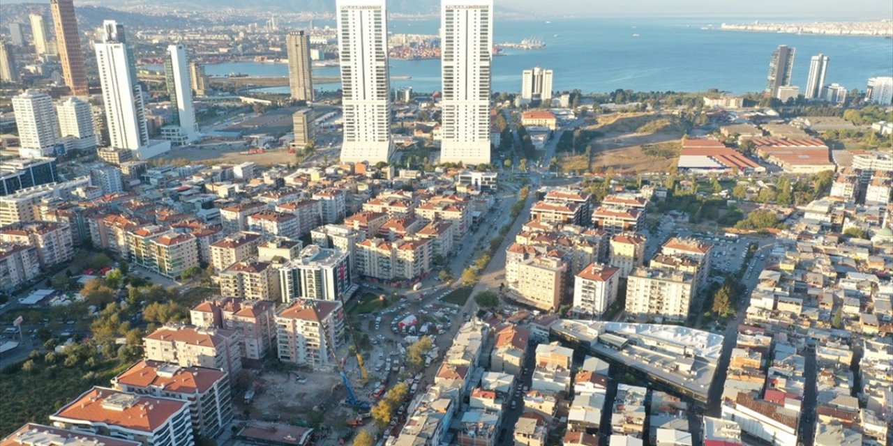 İzmir'de depremin ardından acil yıkılan 71 binada inşaat çalışmaları başladı