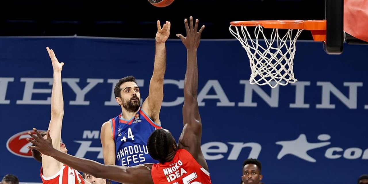 Anadolu Efes, Kızılyıldız mts'i farklı yendi