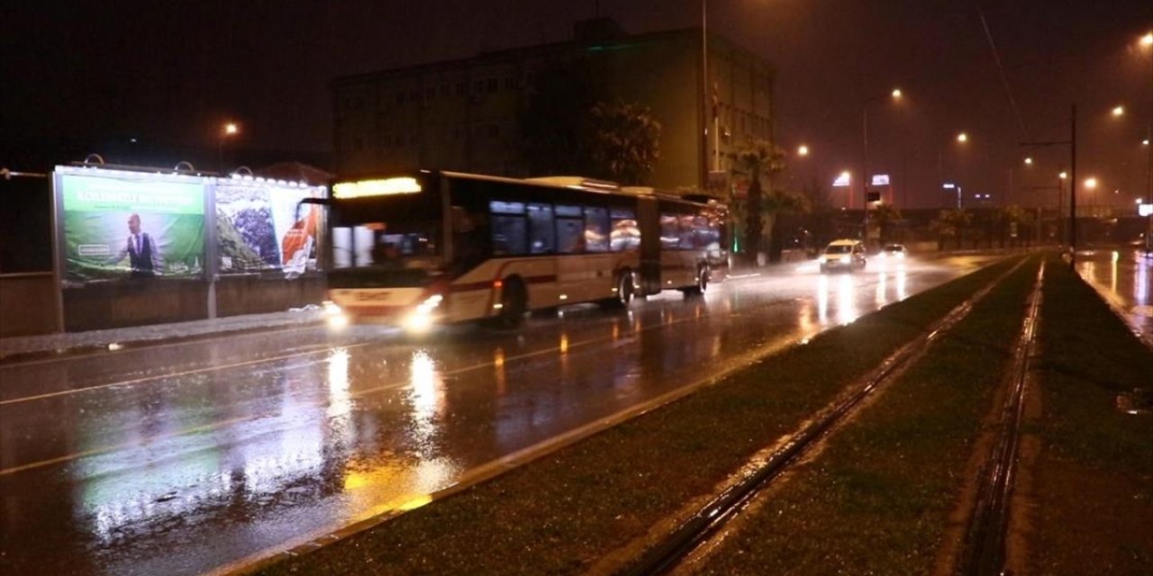 İzmir'de sağanak ve şiddetli rüzgar etkili oldu