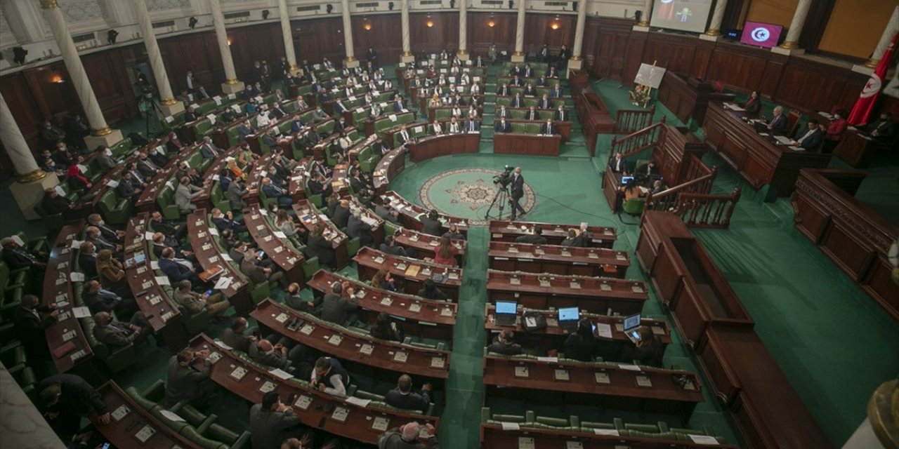 Tunus'ta Başbakan Meşişi'nin yeni kabinesi güvenoyu aldı